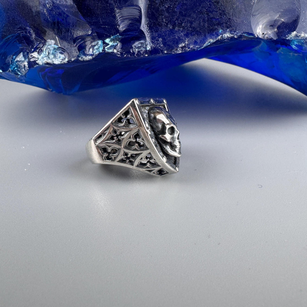 Shield skull ring from the side, ornate shoulder and band