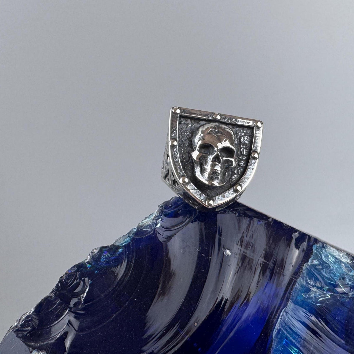 Shield skull ring standing on its band, front view