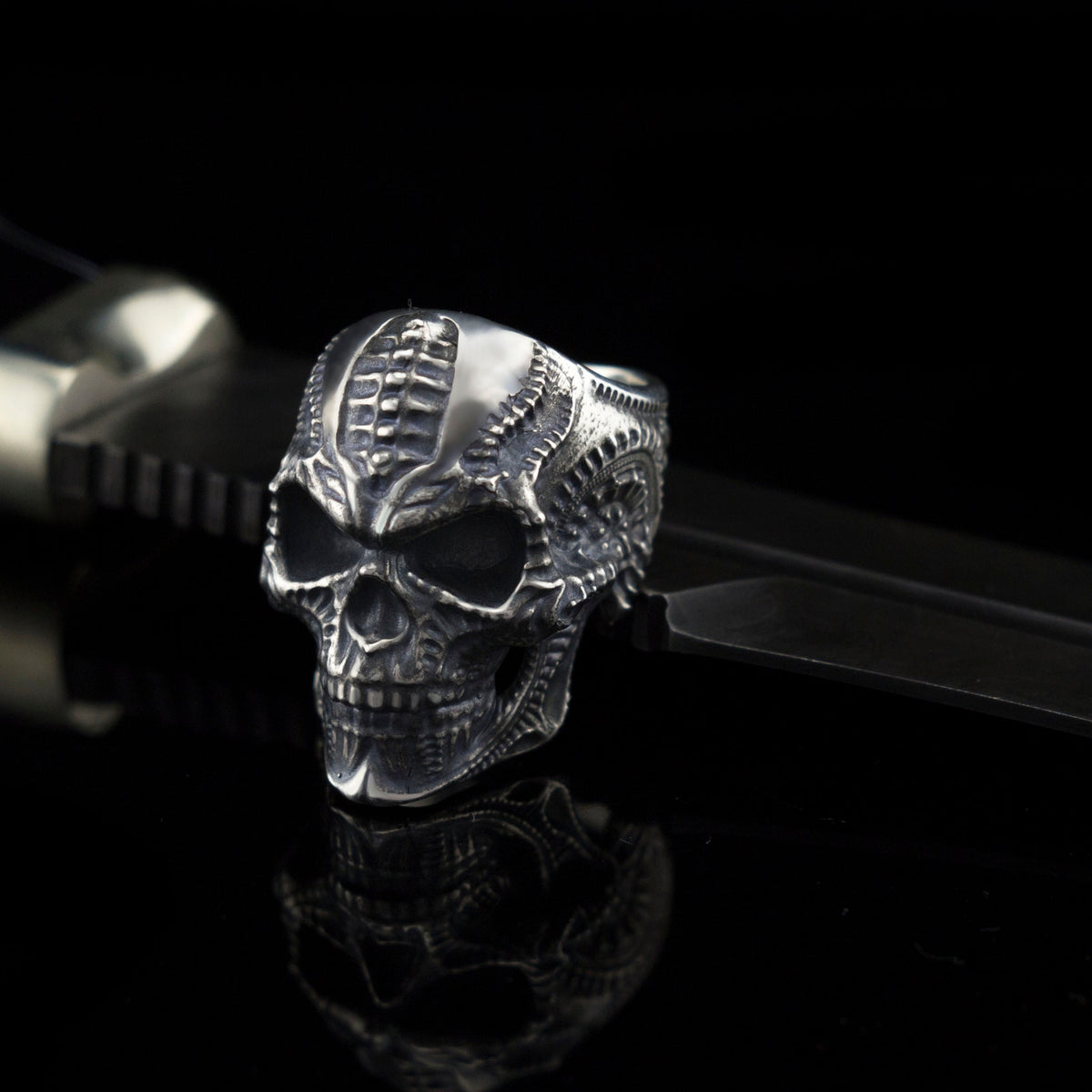 Blade ring side view with ribbed texture down the band