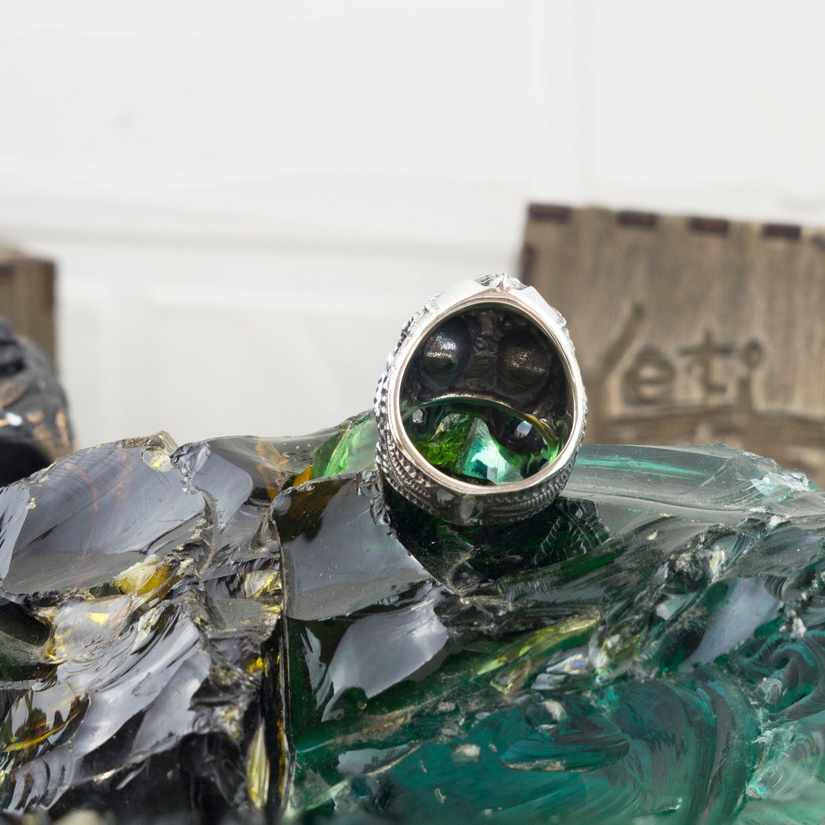 Blade skull ring lying on its side showing the ribbed band