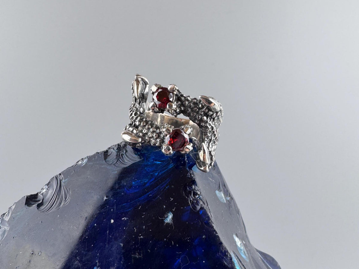 Crimson Claw dragon ring, top view of the two dragons and garnets