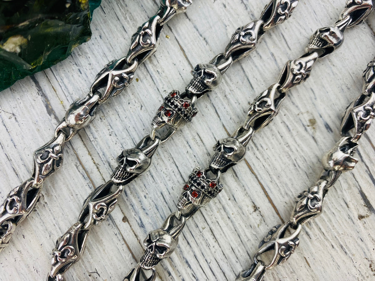 Parallel strands of the fleur de lis skull chain, link close-up