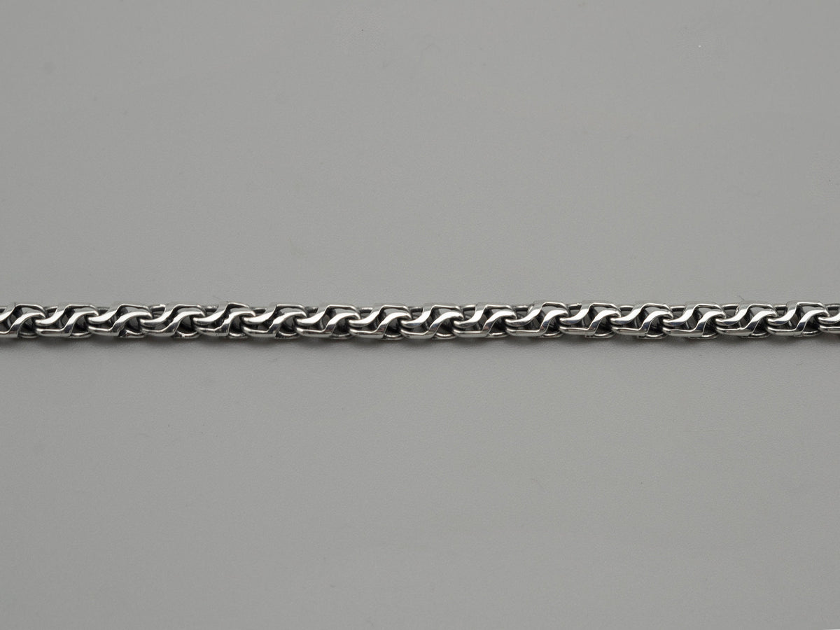 Close-up of Forge 5 mm chain links with oxidized interlocking pattern