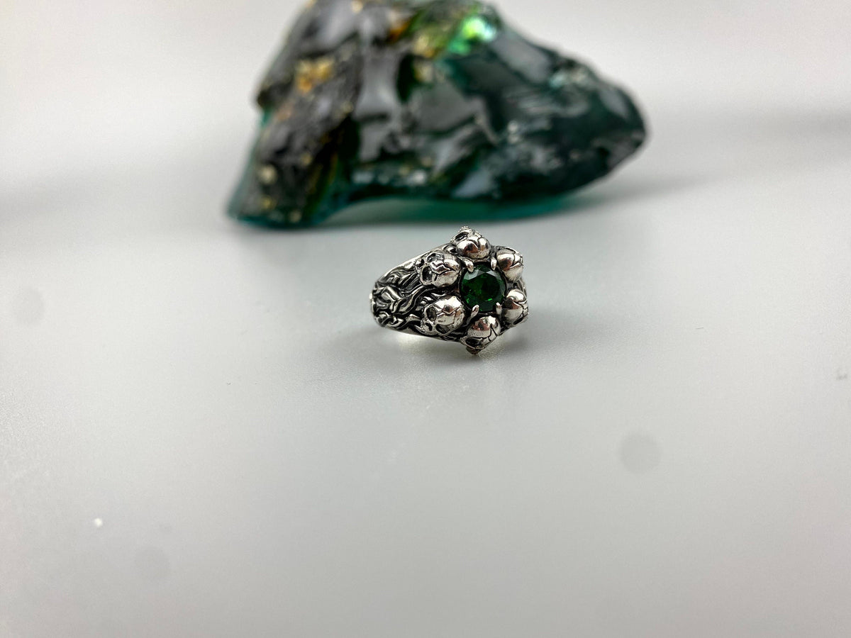 Furious Bonnie ring front view, miniature skulls around the green stone