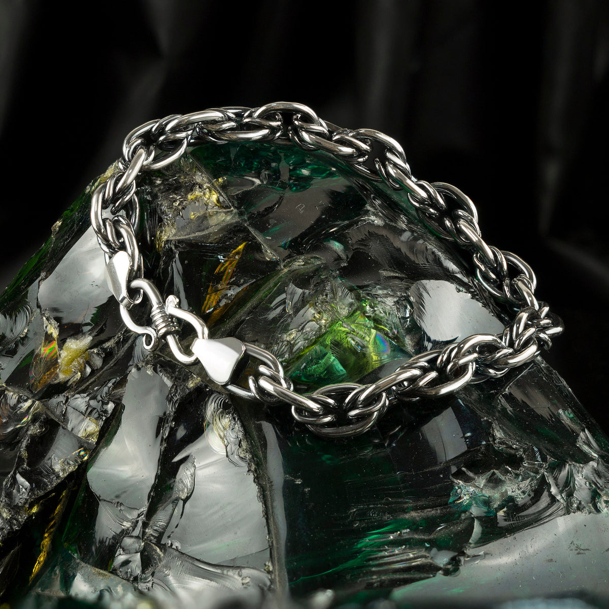 Graf 9 mm sterling silver chain bracelet with interlocking links on a rock