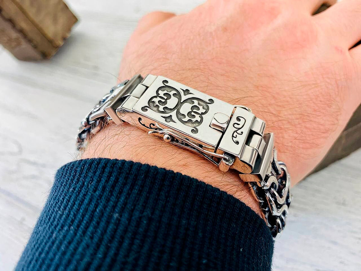 Man wearing the Kardinal bracelet, close-up of the box clasp