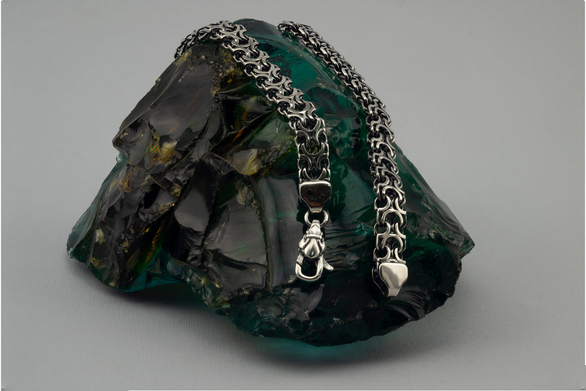Detail of the Kardinal chain clasp and oxidized links