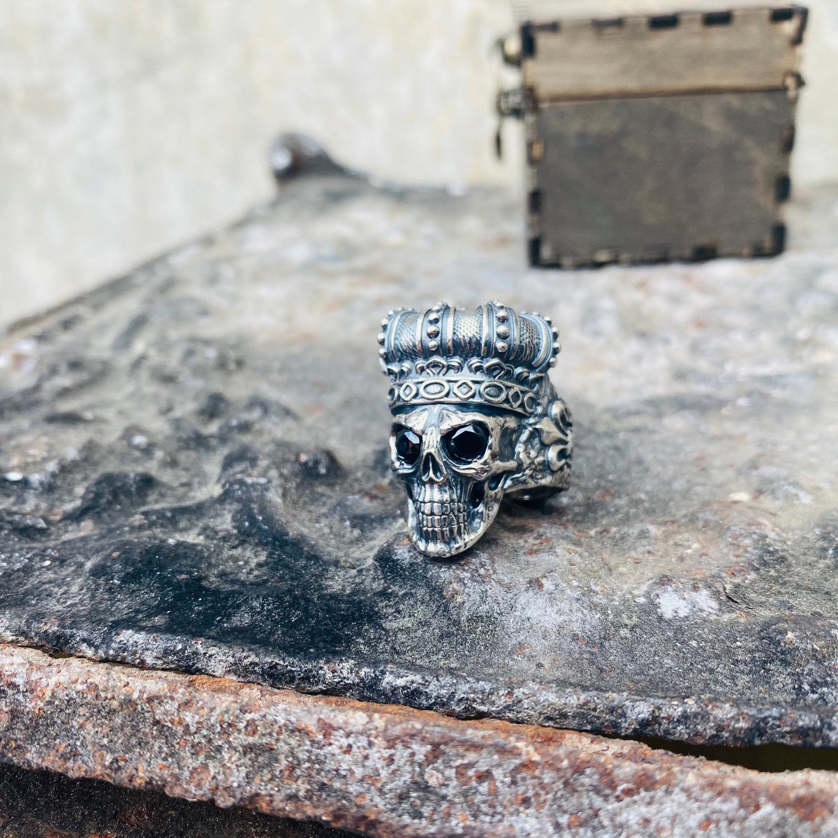 King of Shadow skull ring standing upright, band and skull profile