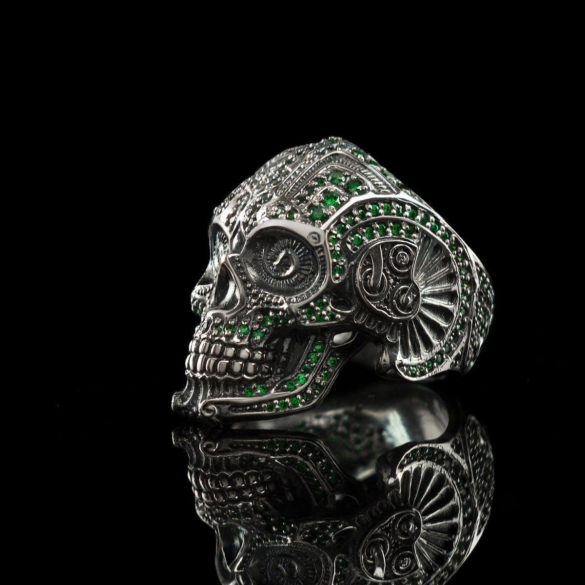 Mexican skull ring with green cubic zirconia, side view