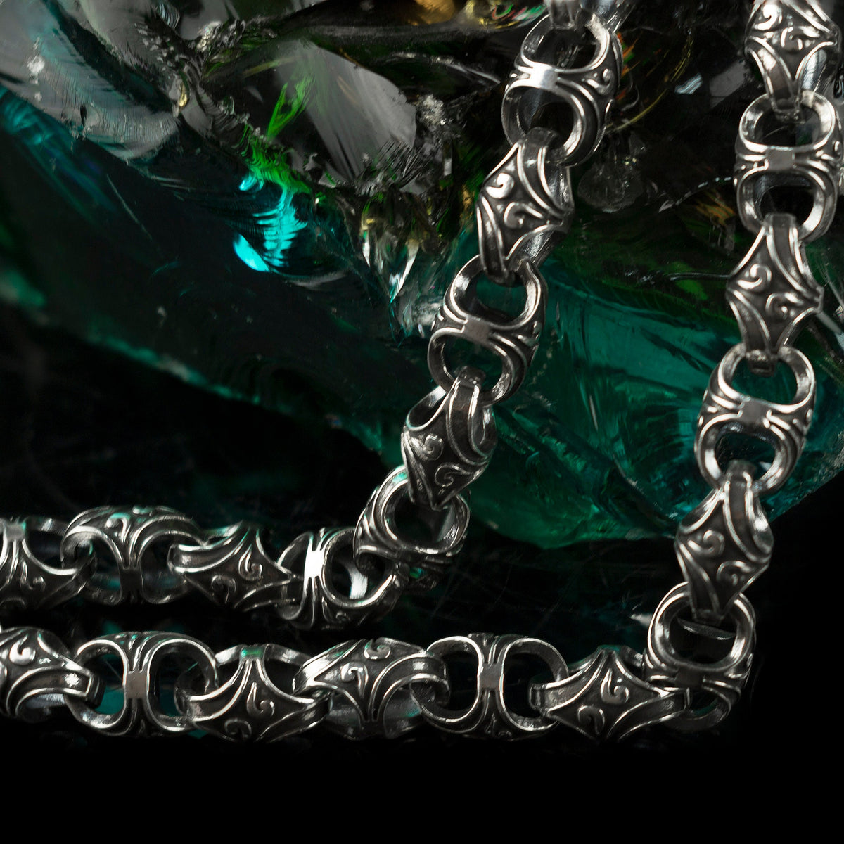 Mokorr heavy sterling silver chain links in detail, side view