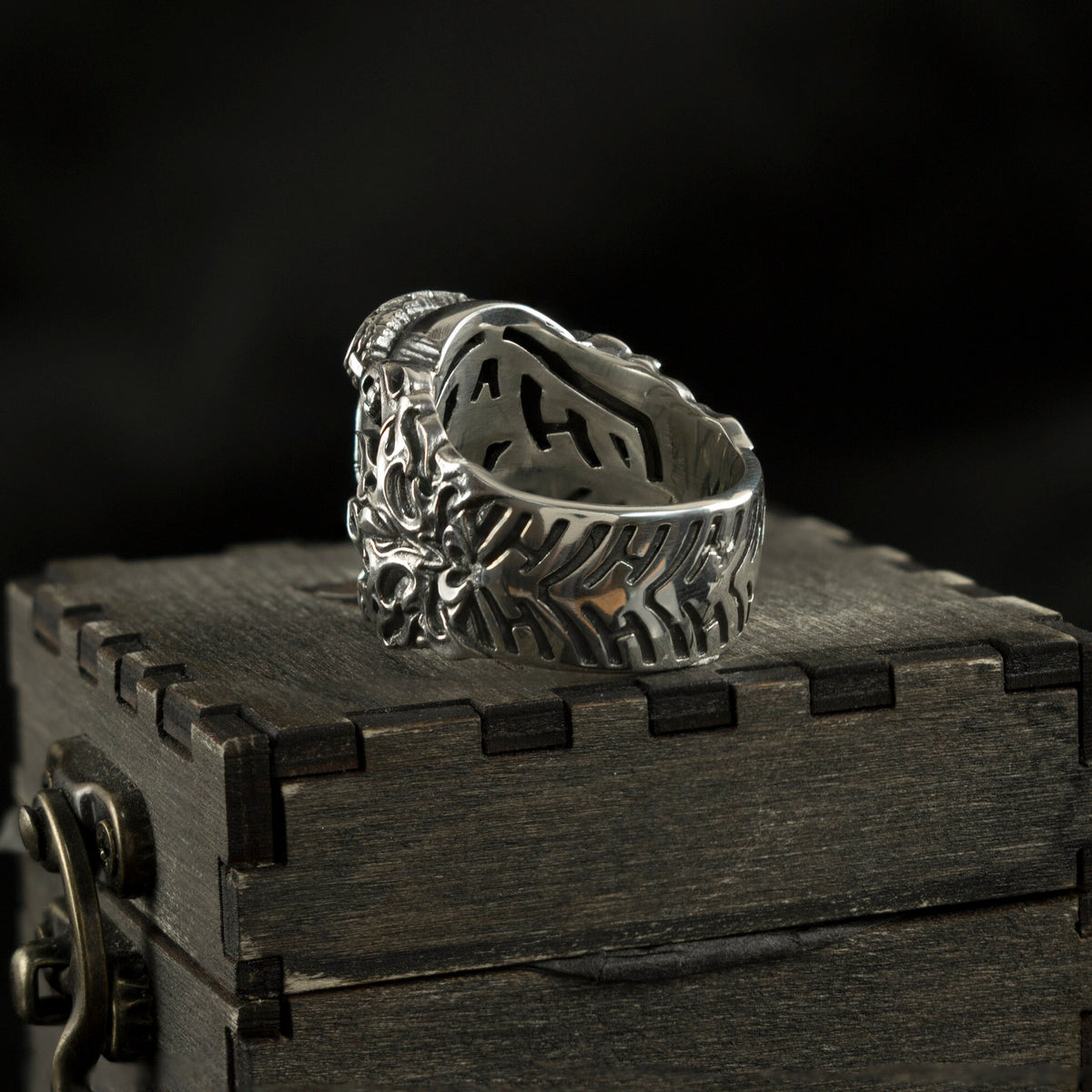 Rider bearded skull ring in 925 silver, angled close-up