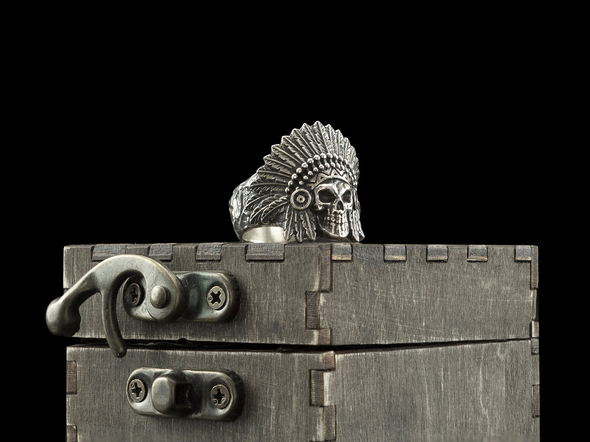 War Bonnet chief skull ring from the other side, heavy 925 silver band and feathers