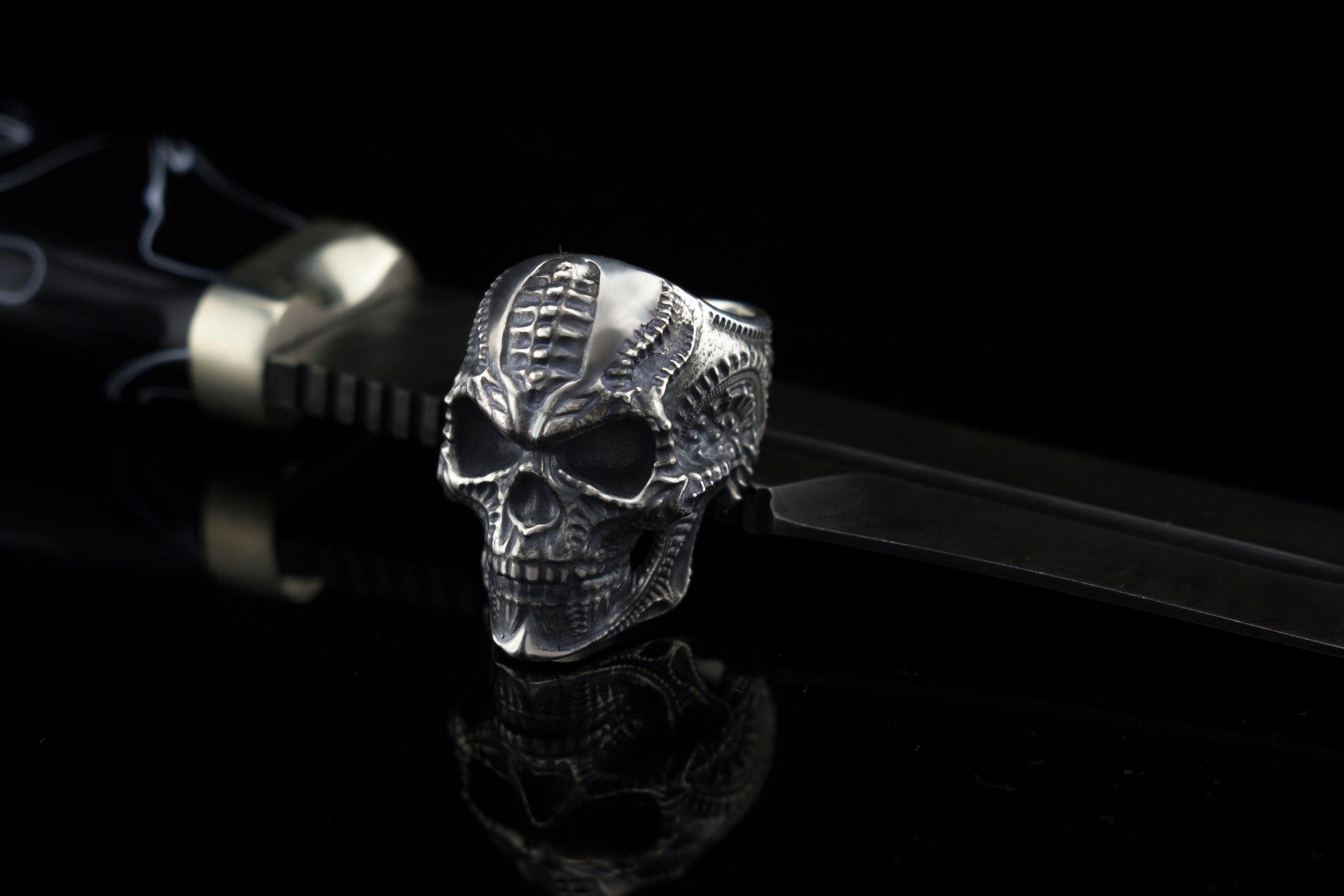 Blade ring side view with ribbed texture down the band