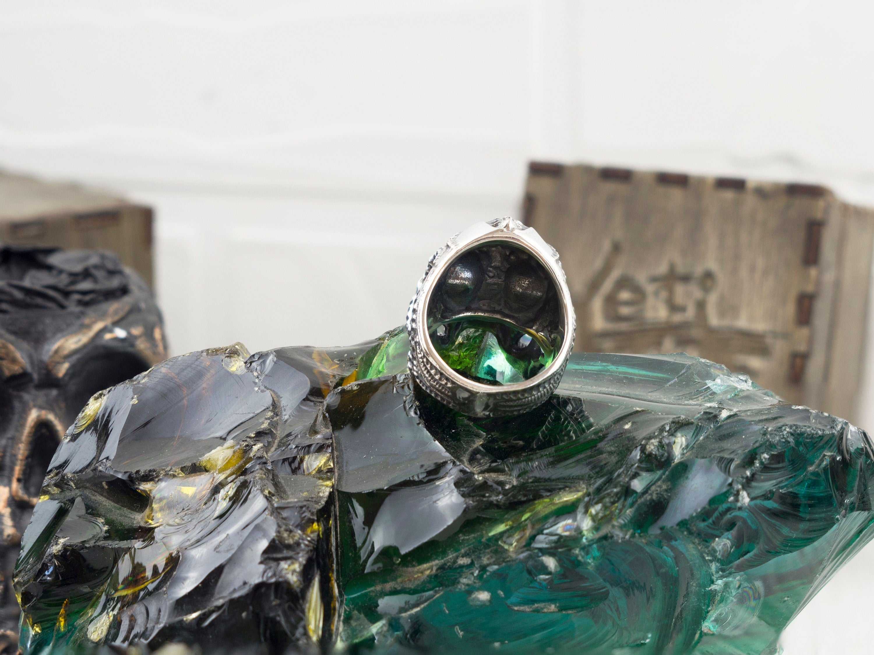 Blade skull ring lying on its side showing the ribbed band