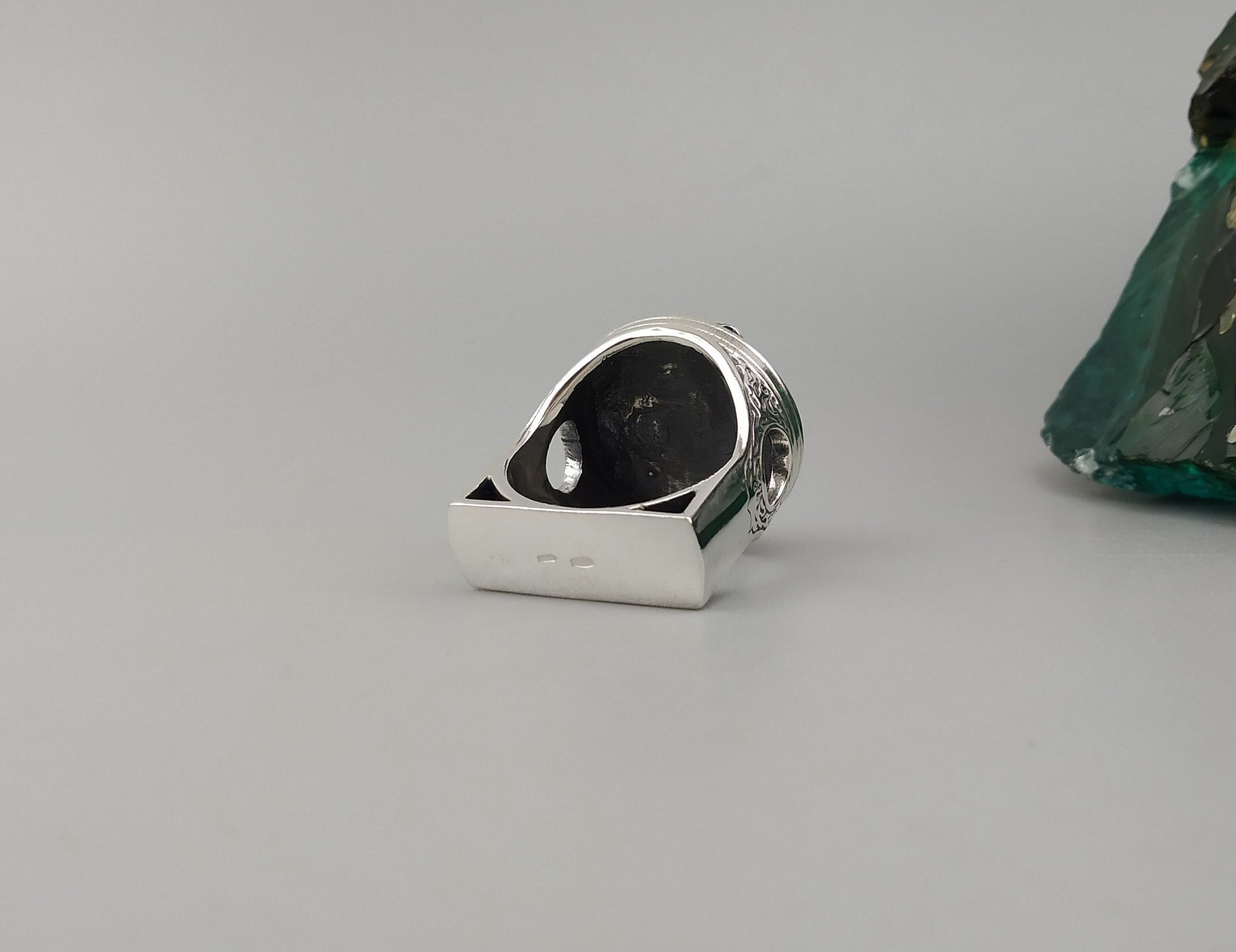 Blazing piston ring lying on its side, polished band and round cutout