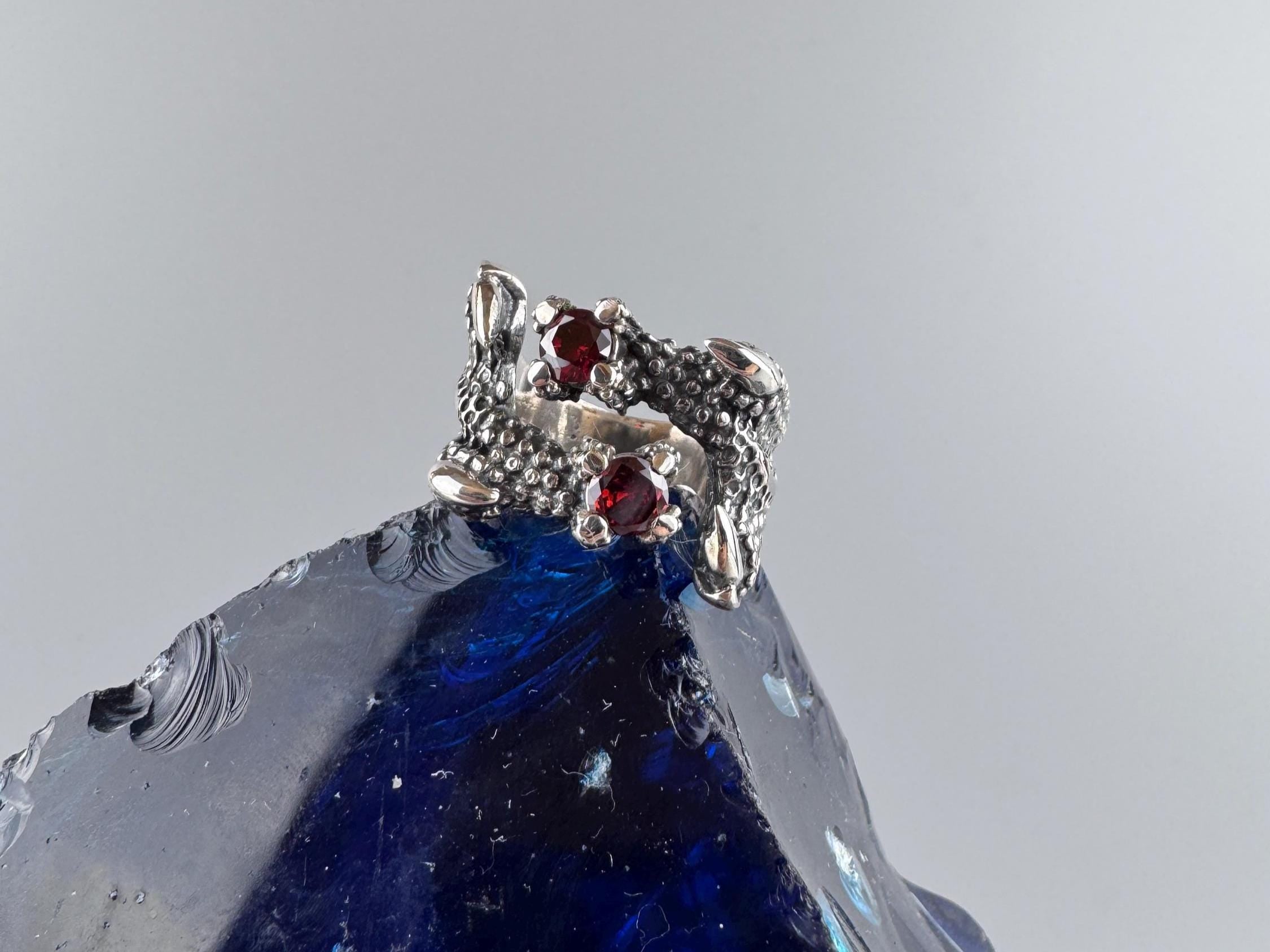 Crimson Claw dragon ring, top view of the two dragons and garnets