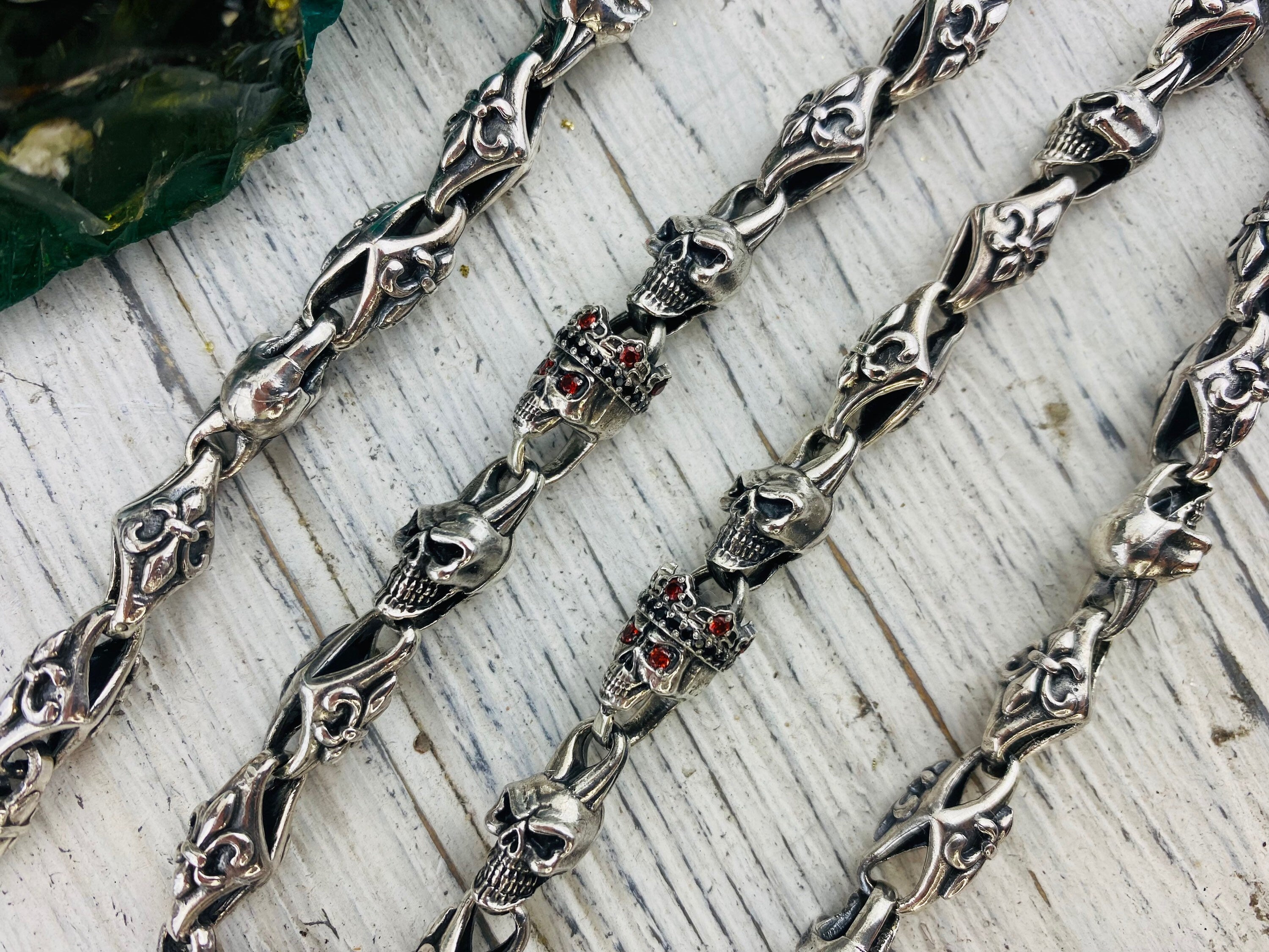 Parallel strands of the fleur de lis skull chain, link close-up