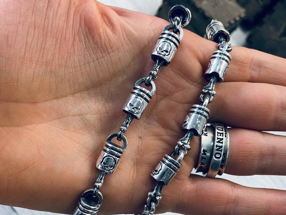 Forcer 6 mm men's chain held in the hand to show size
