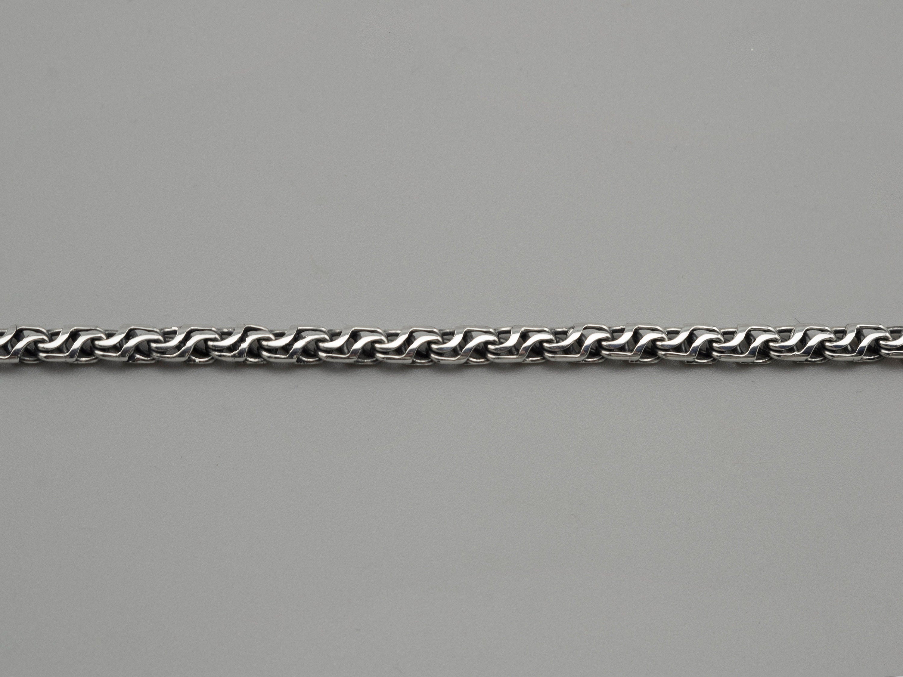 Close-up of Forge 5 mm chain links with oxidized interlocking pattern