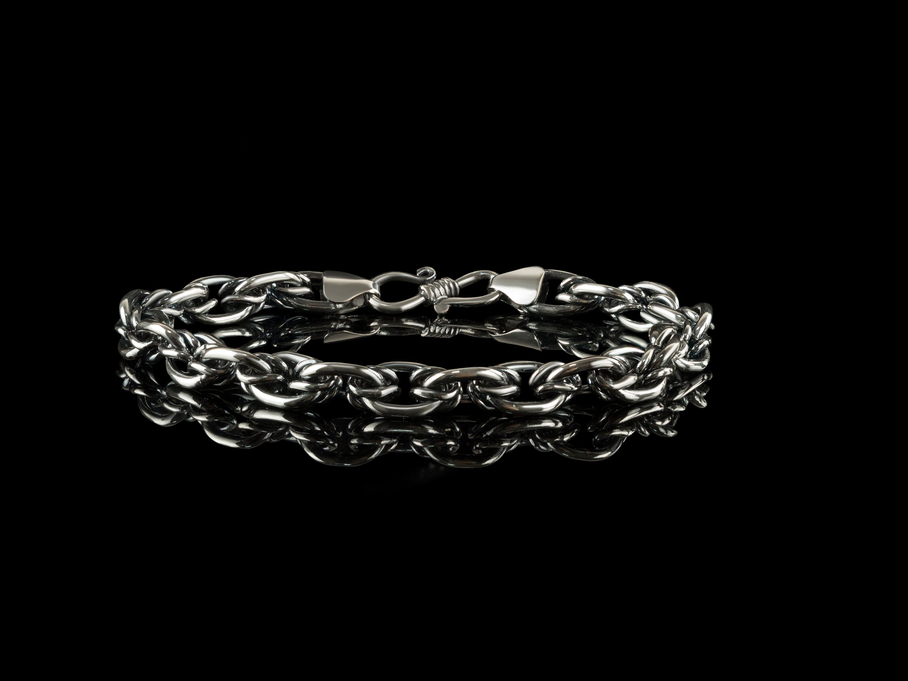 Graf bracelet side view showing the sculptural interlocking chain