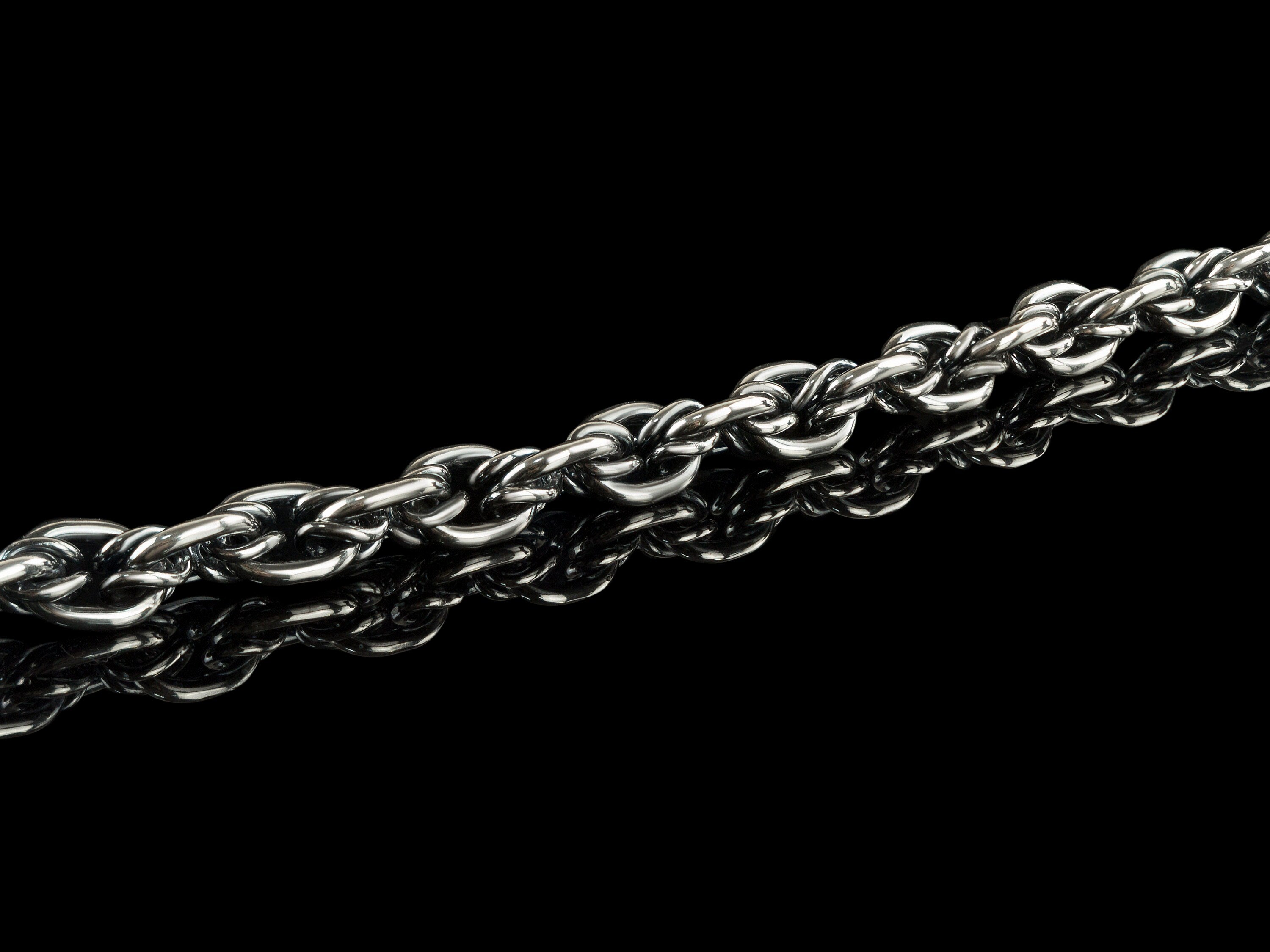 Close-up of the Graf bracelet's interlocking sterling silver links