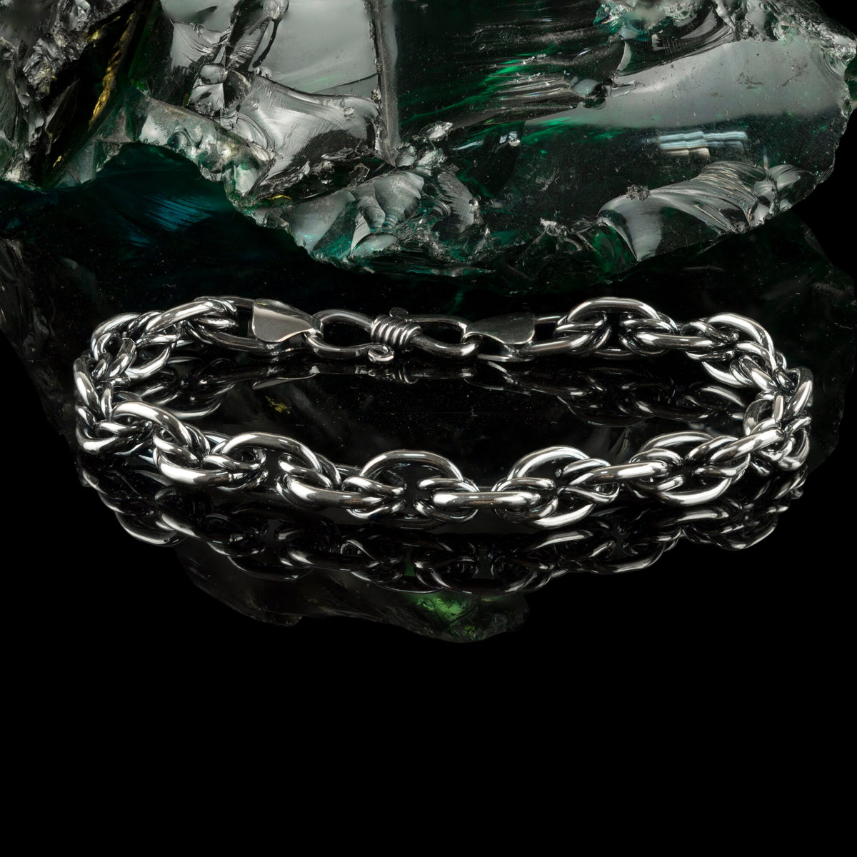 Graf 9 mm chain bracelet, front view of the full loop