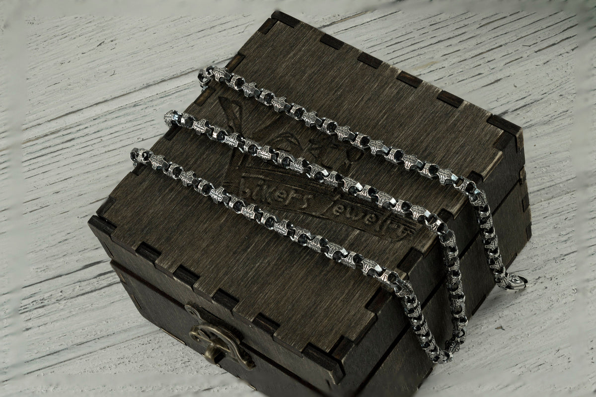Protezy chain necklace by Yeti Jewelry in 925 sterling silver, featuring intricate repeating links and a detailed gothic-inspired design