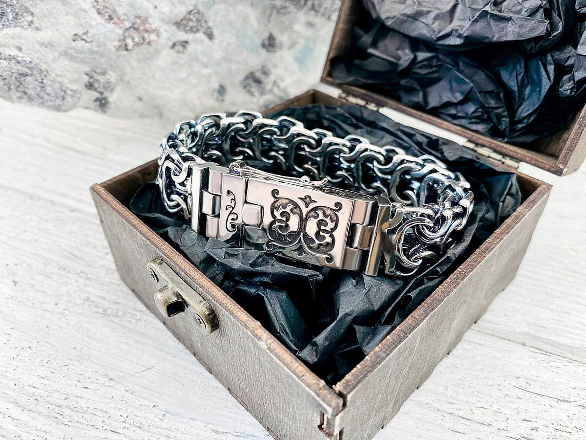 Kardinal biker bracelet box clasp in an open box, top view