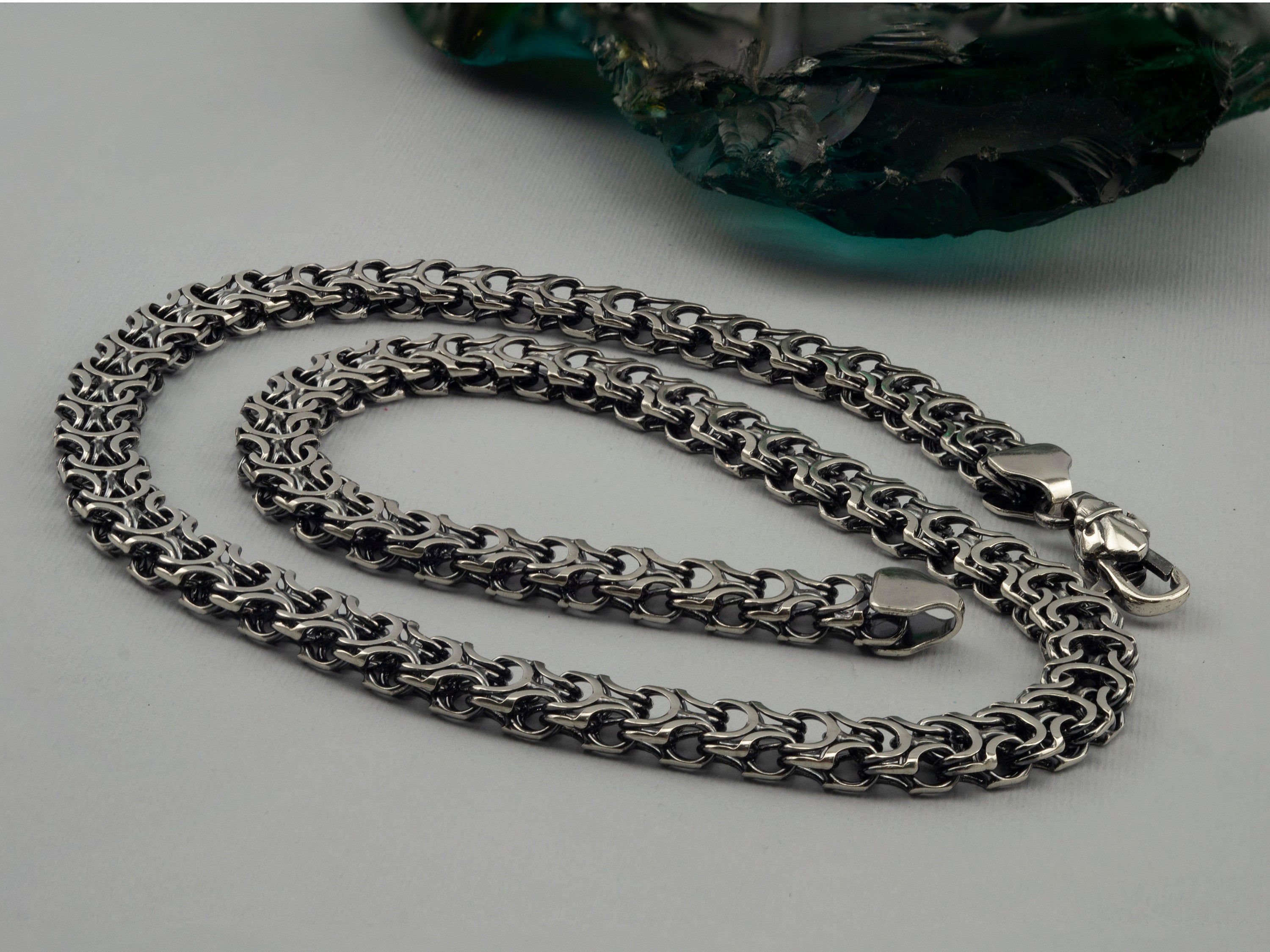 Kardinal biker chain draped, side view of the 10 mm links