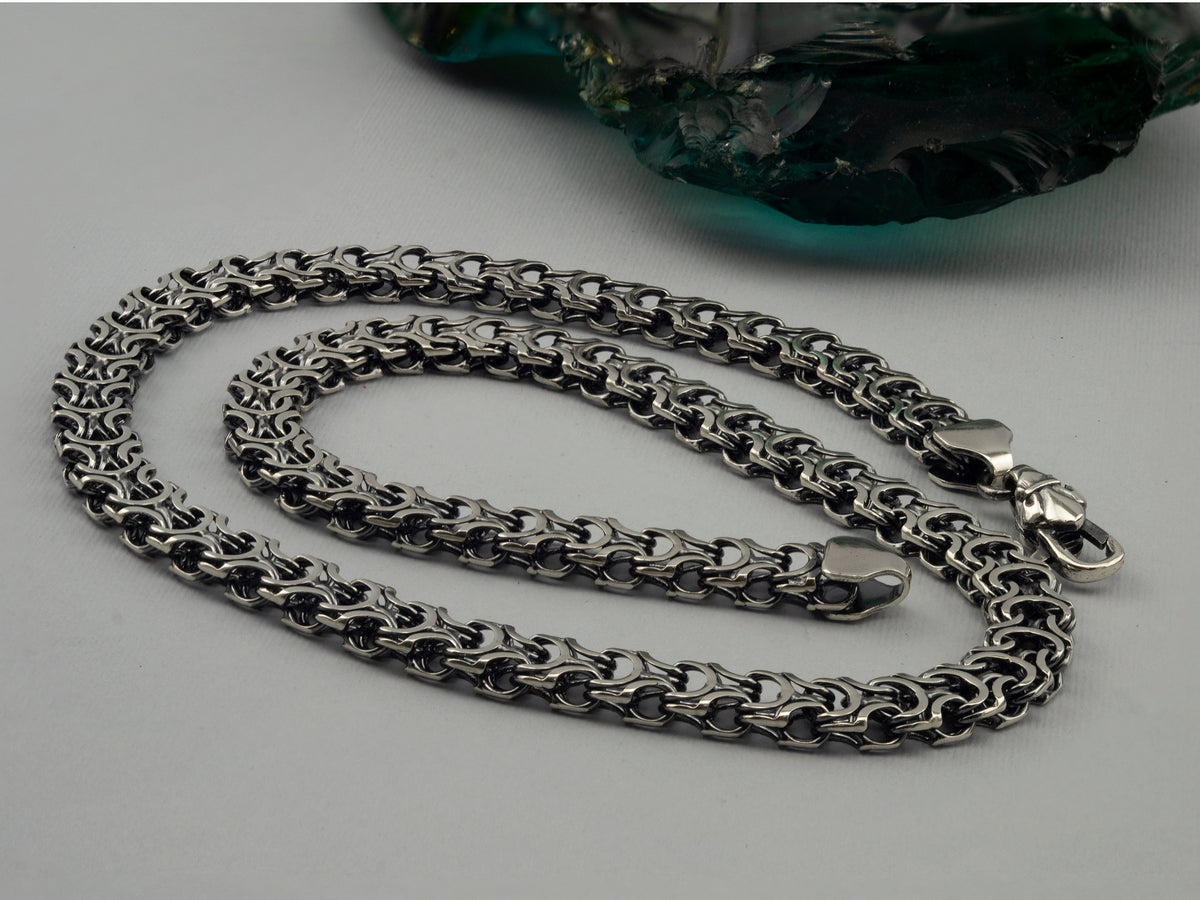 Kardinal biker chain draped, side view of the 10 mm links