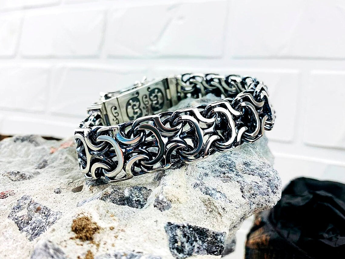 Kardinal bracelet showing the ornamented box clasp, side view