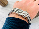 Man wearing the Kardinal bracelet, close-up of the box clasp