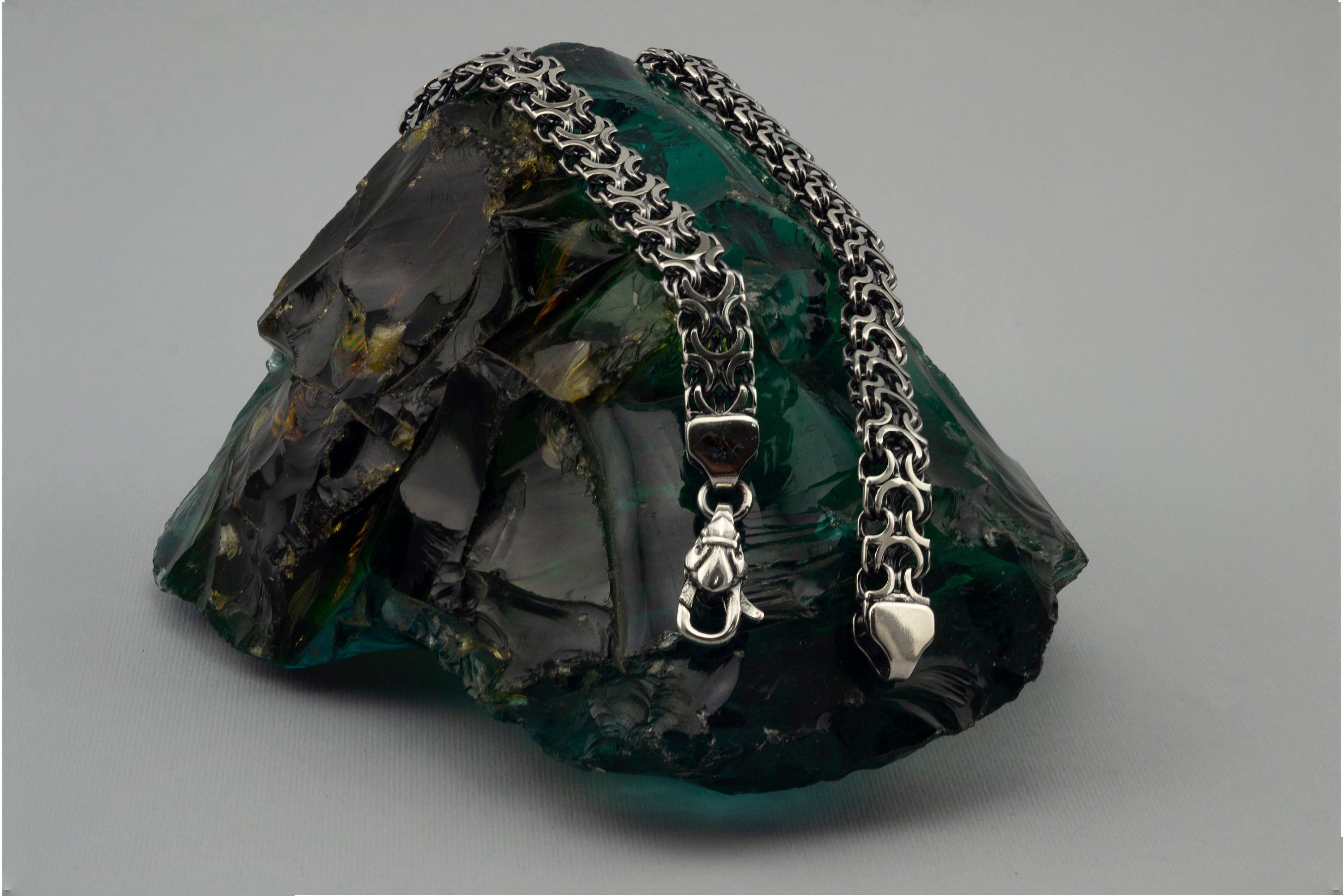 Detail of the Kardinal chain clasp and oxidized links