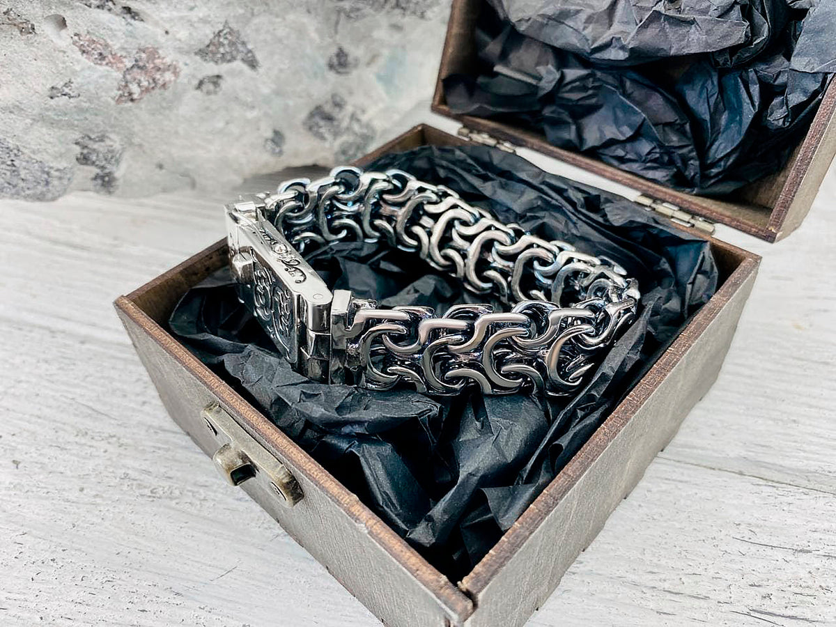 Oxidized interlocking links of the Kardinal bracelet in a gift box