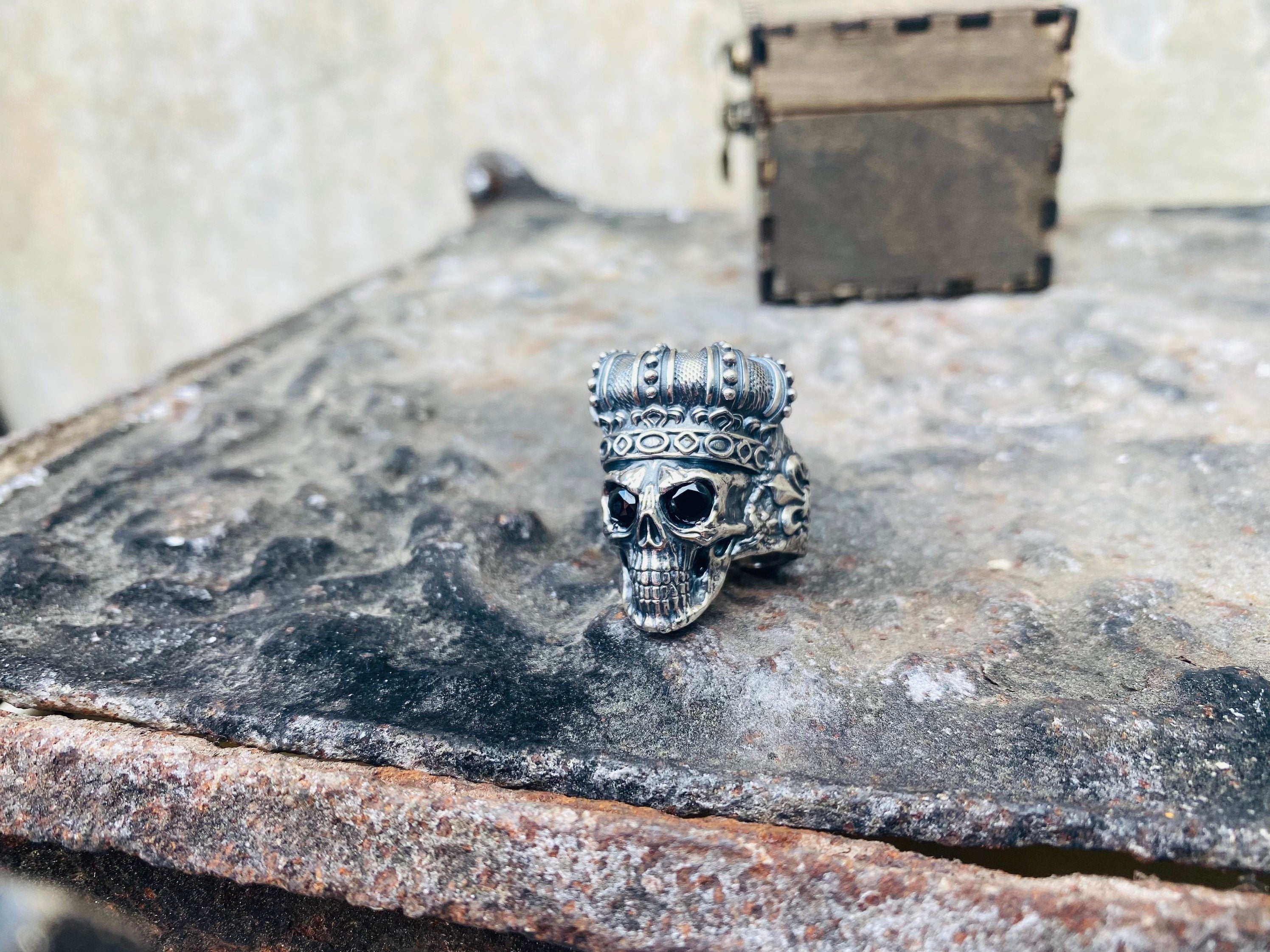 King of Shadow skull ring standing upright, band and skull profile