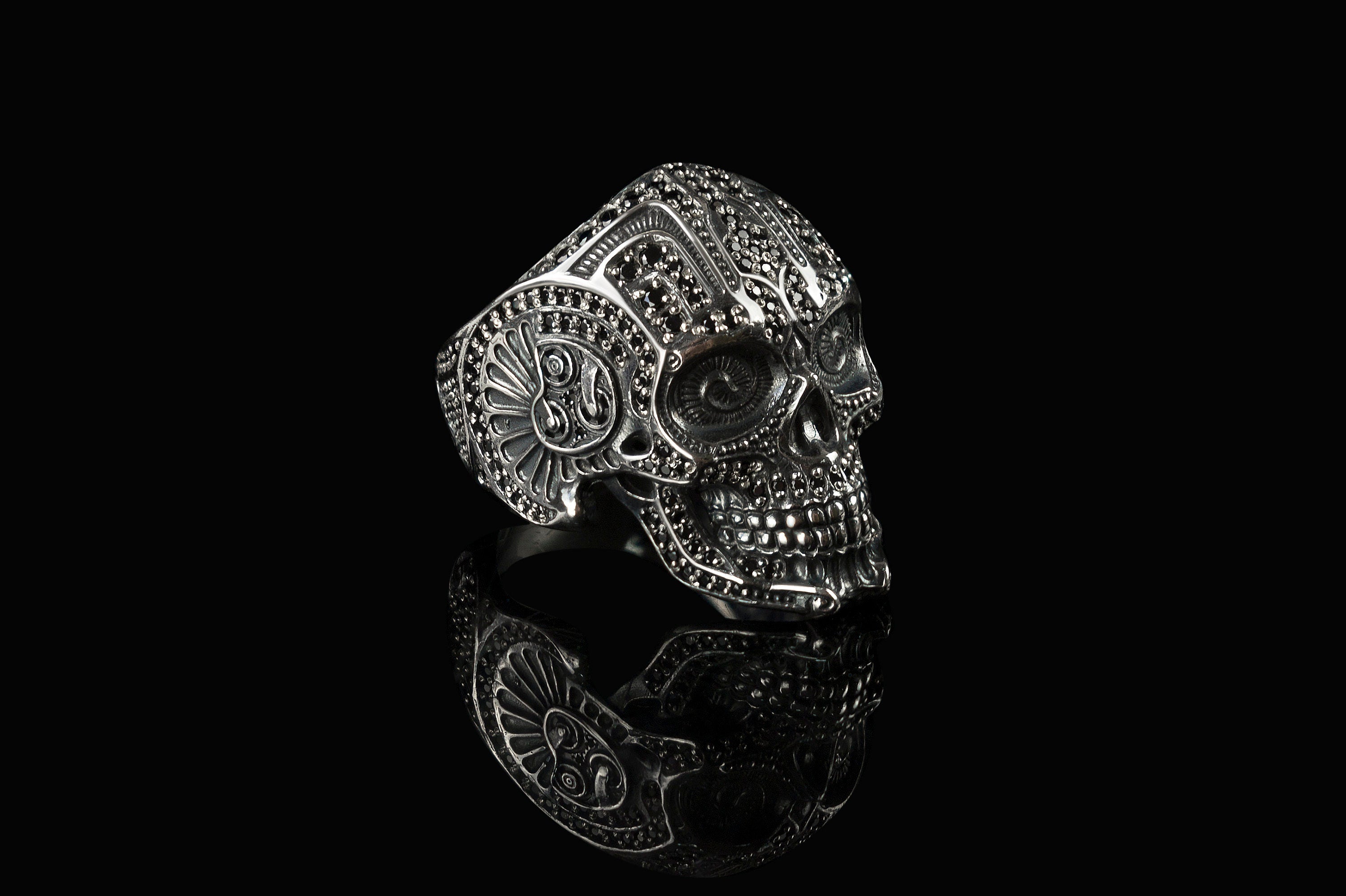 Ornate calavera skull ring in 925 silver, three-quarter view