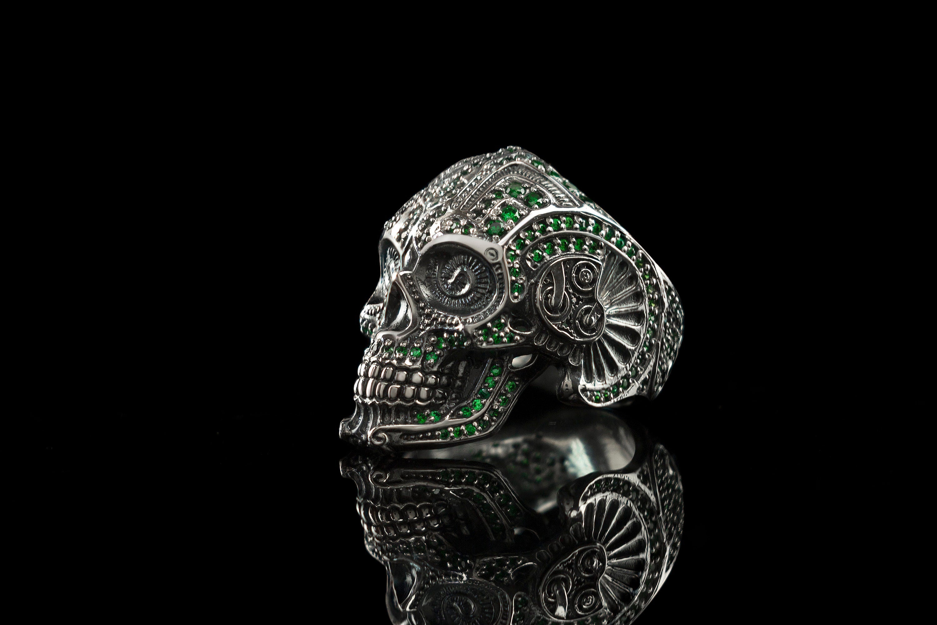 Mexican skull ring with green cubic zirconia, side view