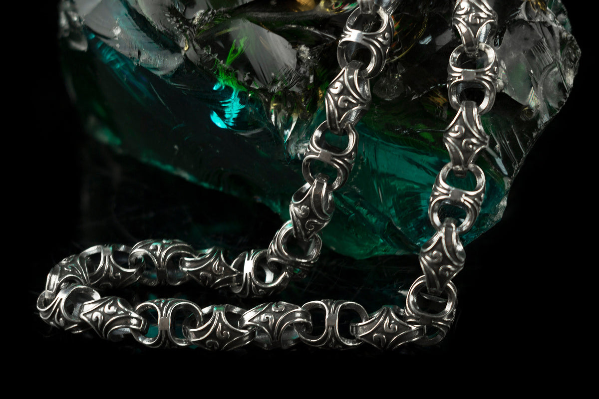 Mokorr heavy sterling silver chain links in detail, side view