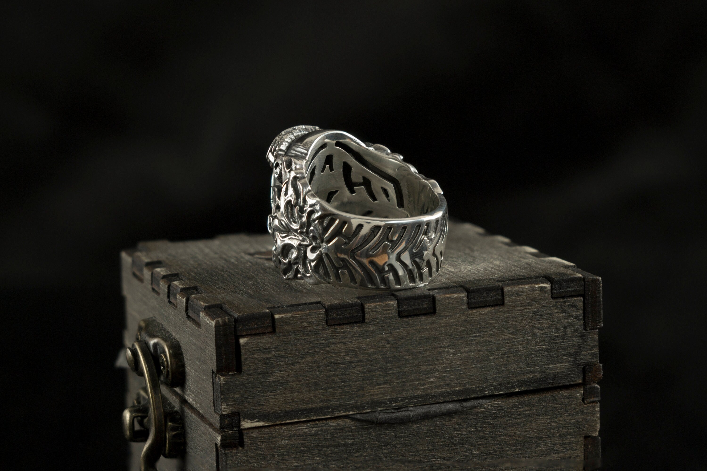 Rider bearded skull ring in 925 silver, angled close-up