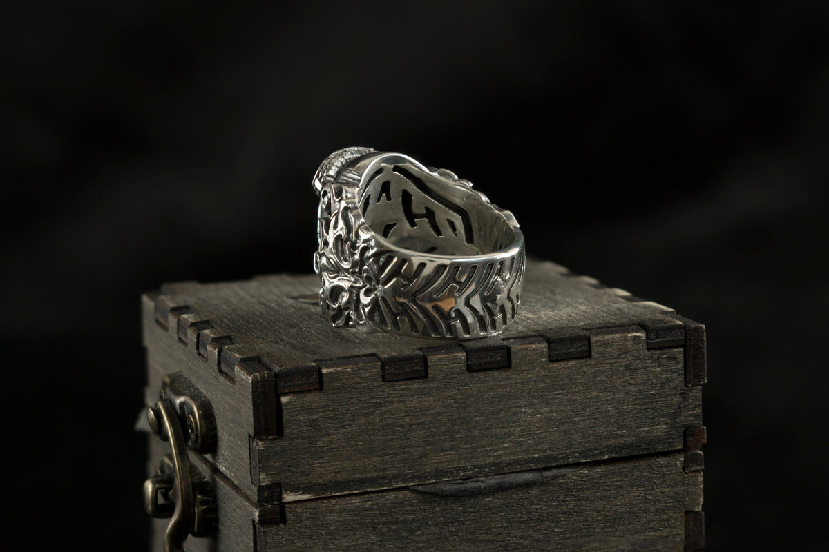 Rider bearded skull ring in 925 silver, angled close-up
