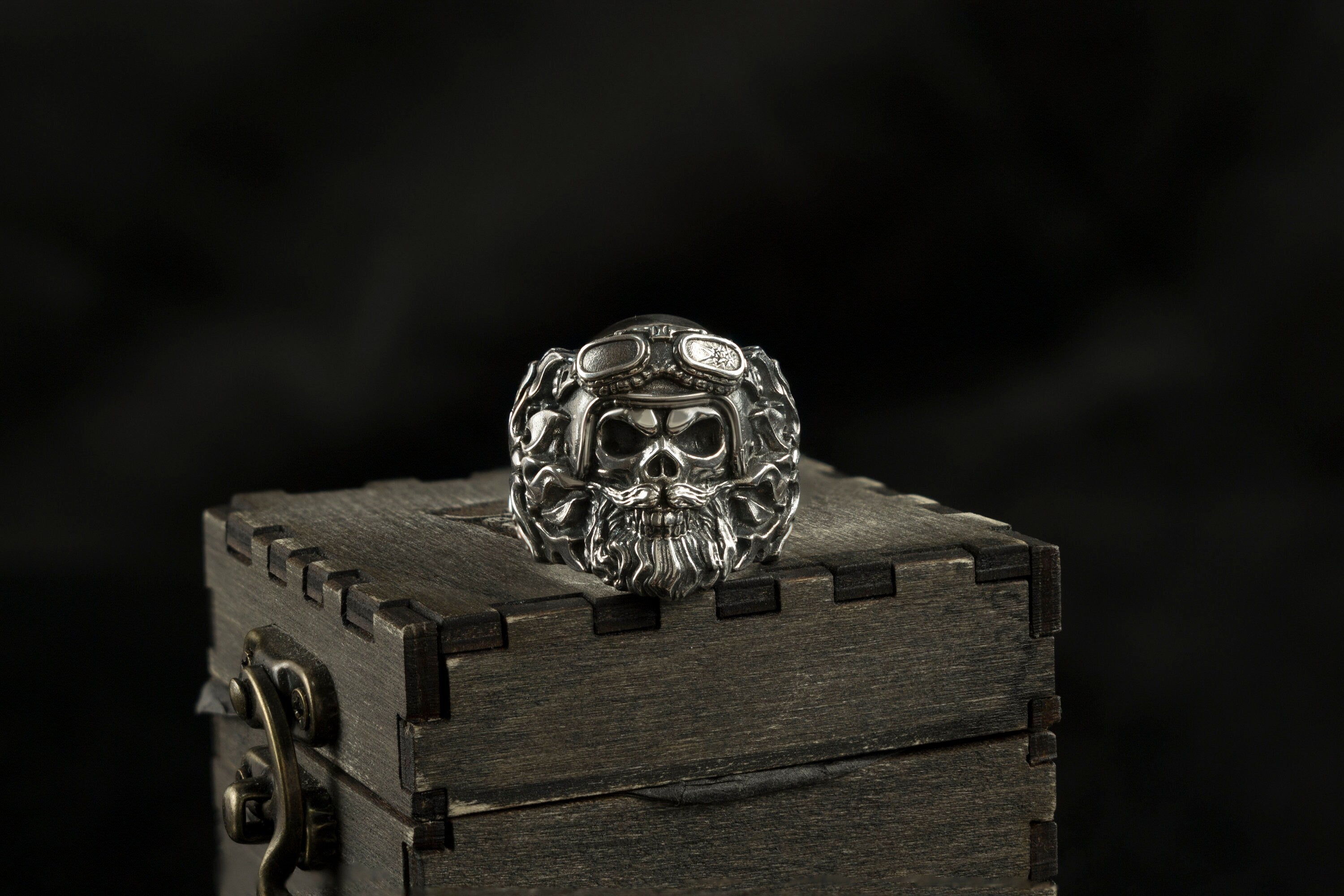Rider skull ring front view, bearded skull and goggles in oxidized silver