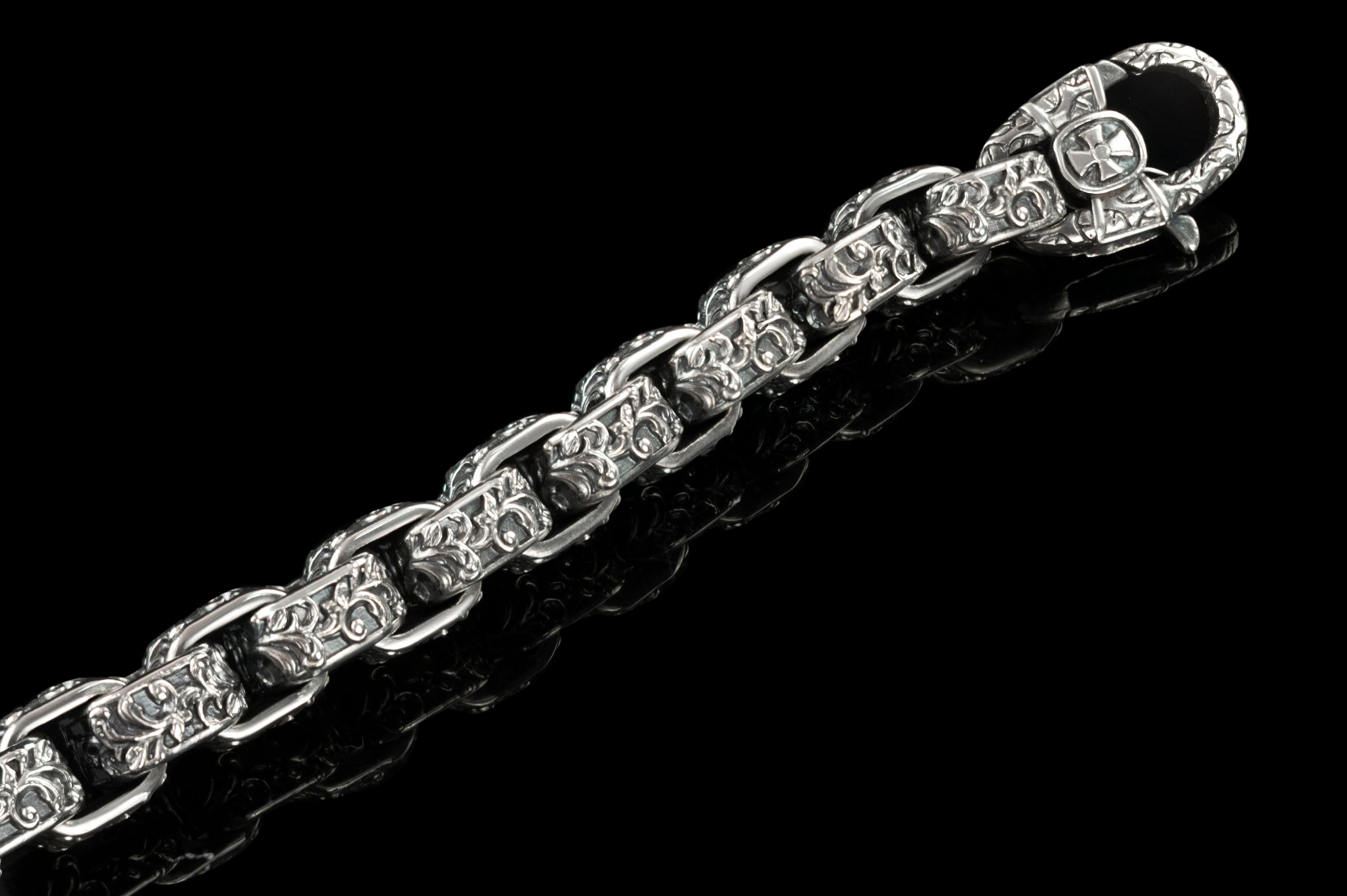 Close-up of Rory bracelet links and lobster clasp in oxidized 925 sterling silver