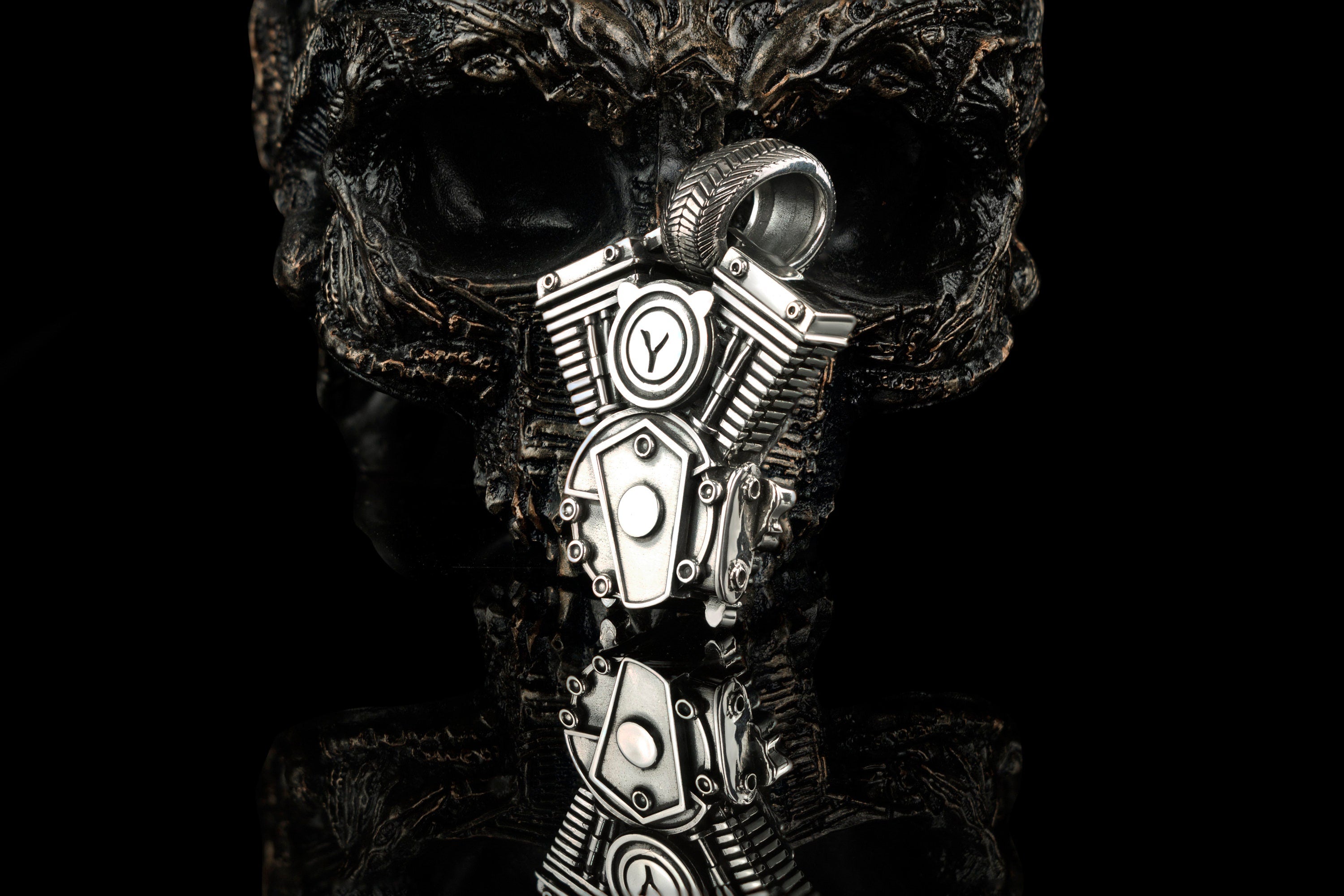 Vigor pendant on black with reflection, V-twin and skull detail