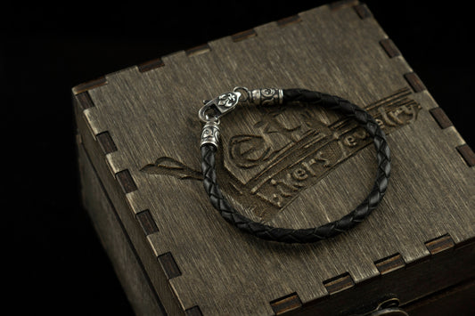 Leather bracelet with silver claps Black leather bracelet