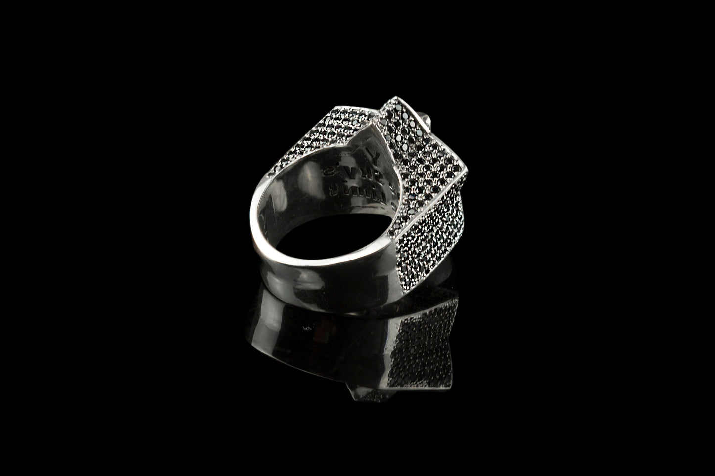 Gemstones skull ring Star white and black