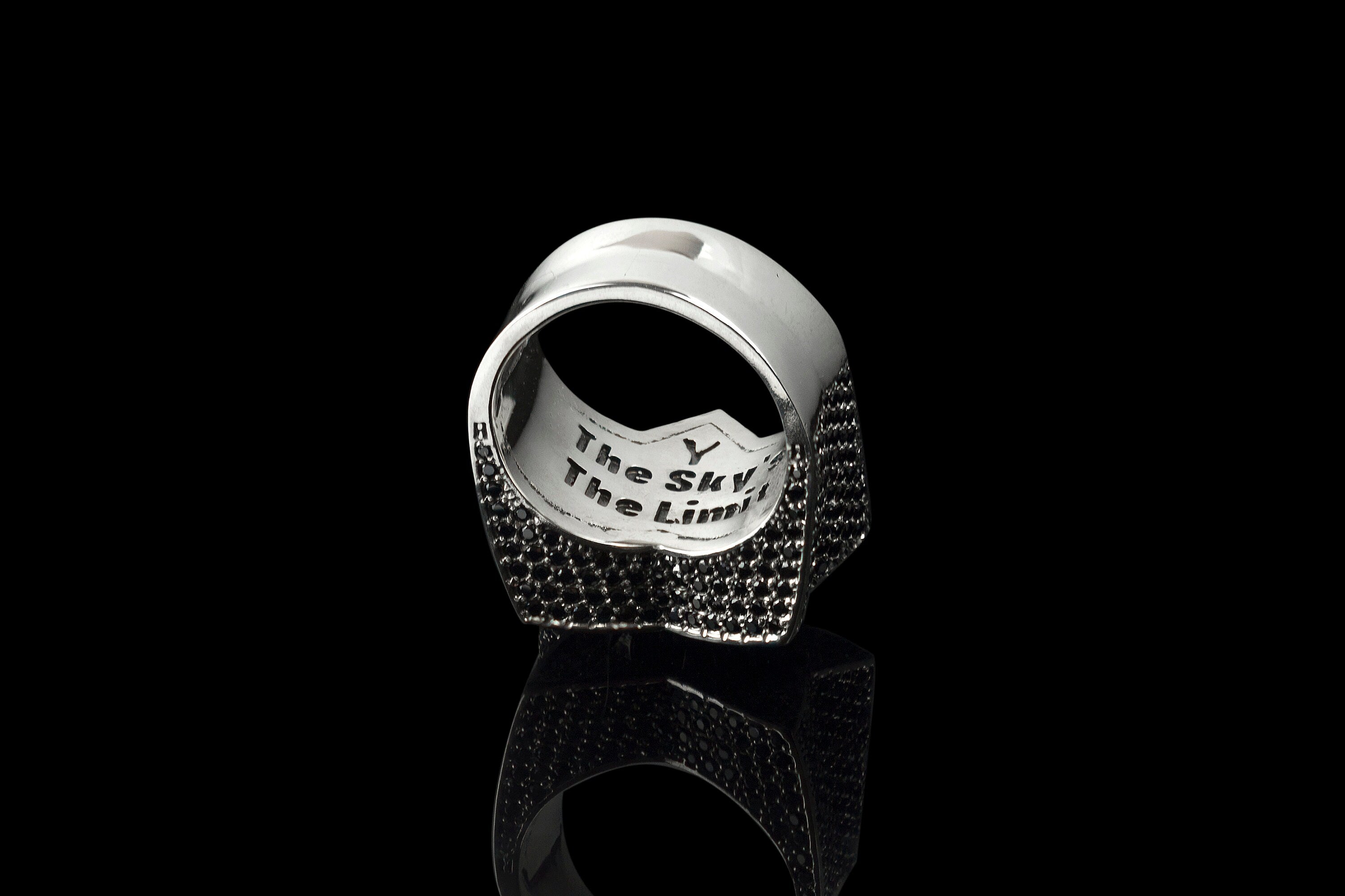 Gemstones skull ring Star white and black