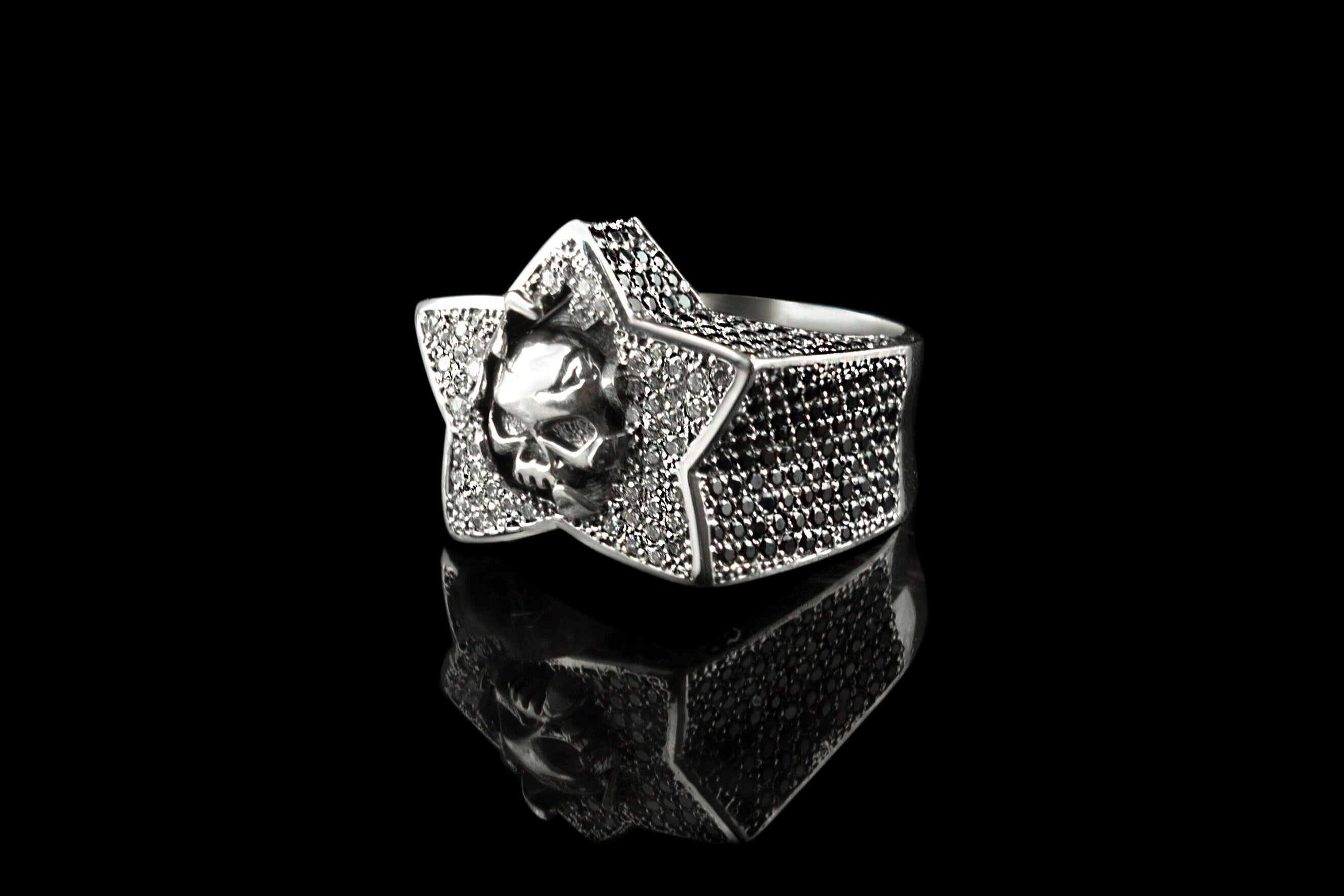 Gemstones skull ring Star white and black